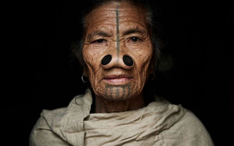 Зачем женщинам племени Апатани татуировки на лице
