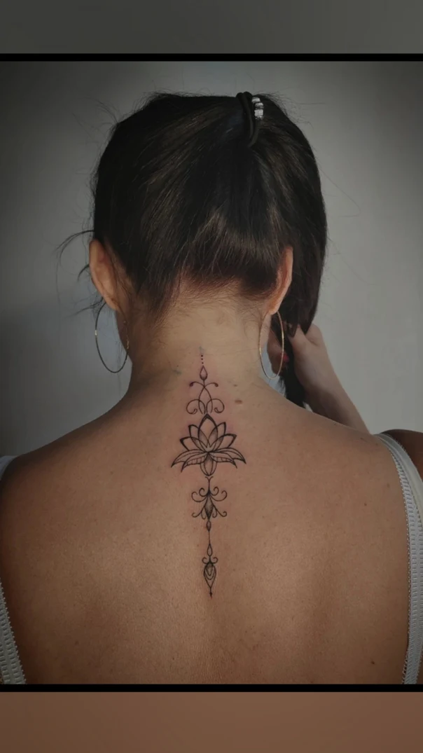 Лайнворк Lotus, Floral tattoo на Back of neck