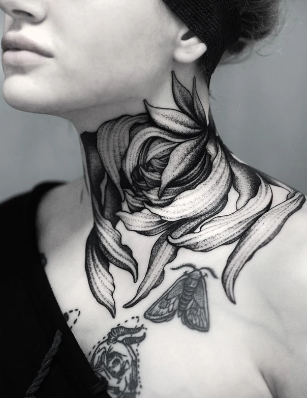 Блэкворк Flower, Moth tattoo на Шея