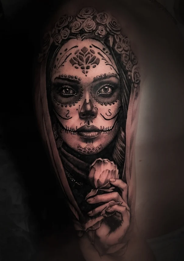 Реализм Skull, Rose tattoo на Предплечье