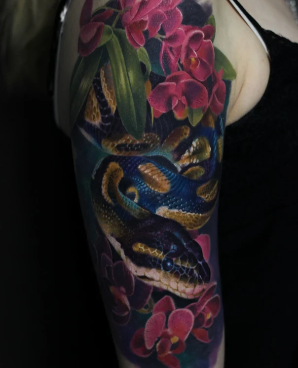 Реализм Snake, Flowers tattoo на Плечо