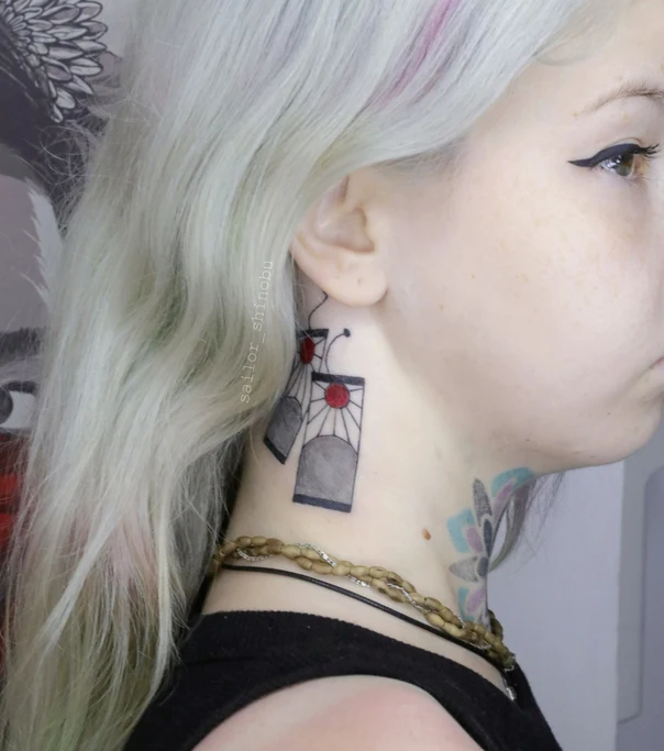 Аниме Geometric, Sun tattoo на Шея