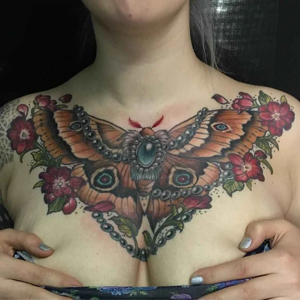 Нео-традиционная Moth, Flowers tattoo на Грудь