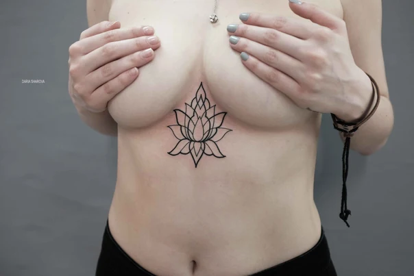 Лайнворк Lotus tattoo на Грудина