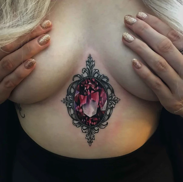 Орнаментальная Gemstone, Frame tattoo на Грудина