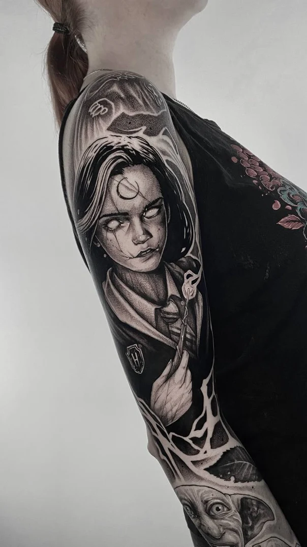 Чёрно-серая Portrait, Fantasy tattoo на Полный рукав