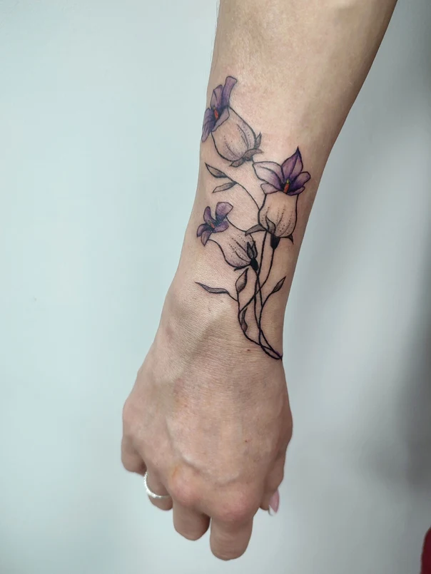 Файнлайн Flowers, Botanical tattoo на Запястье