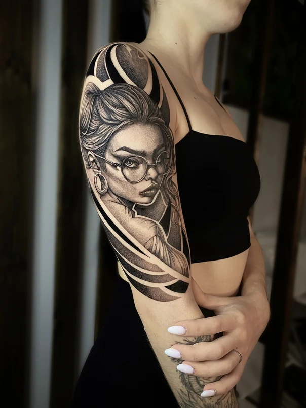 Чёрно-серая Portrait, Geometric tattoo на Полный рукав