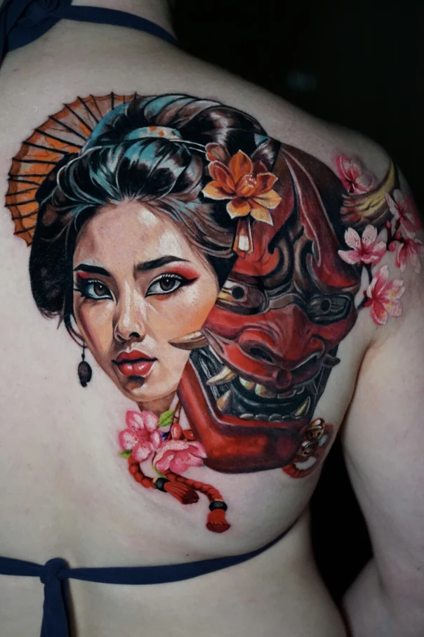 Японская Geisha, Oni mask tattoo на Лопатка