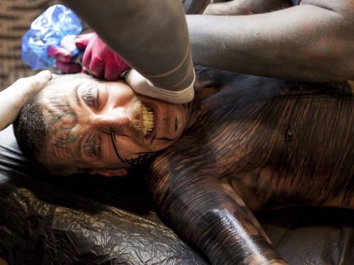 7 мест на теле, где больнее всего бить татуировки