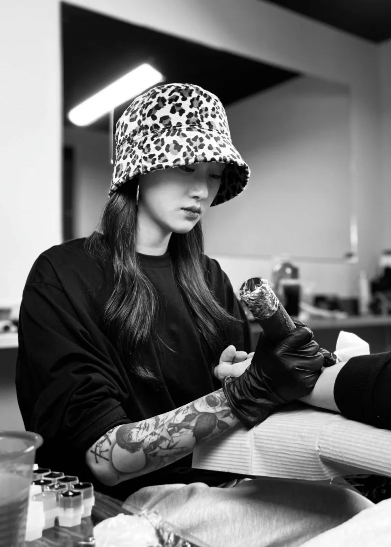 Tattoo artist Dokhwa