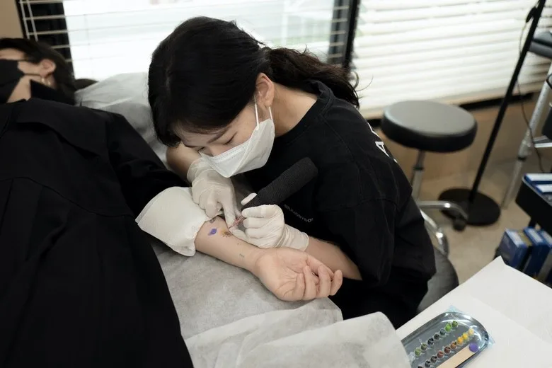 Tattoo artist Dong Hwa Kim