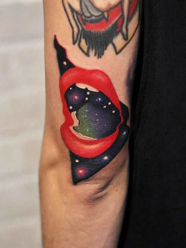color surrealism tatuaje en elbow #10896 | Tatuador David Cote Peyote