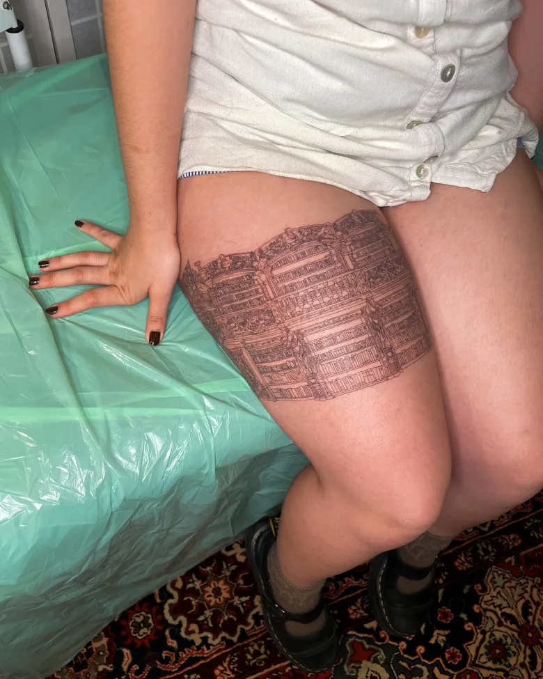 Tatuaje fineline en la pierna