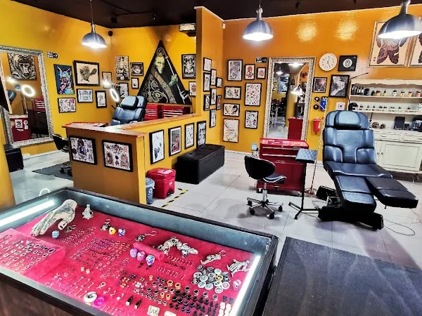 Flash Black Tattoo Studio