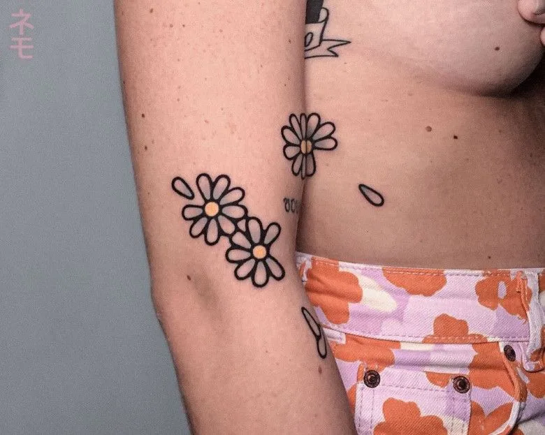 Красота в простоте. Ромашки от тату-мастера Flowersforyourhead - image 10