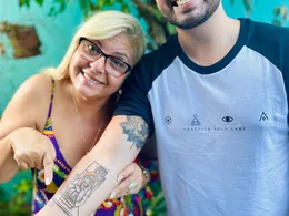 Por que mesmo adultos maduros ainda temem o julgamento da mãe quando fazem um tatoo?
