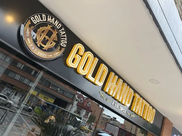Gold Hand Tattoo estudio