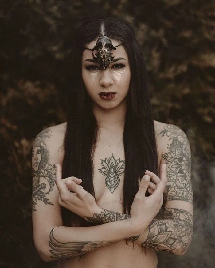 Tattoo: @hola_holson Skulls: @hola_holson Photographs by: @pagan.poems Makeup: @kasiaj85