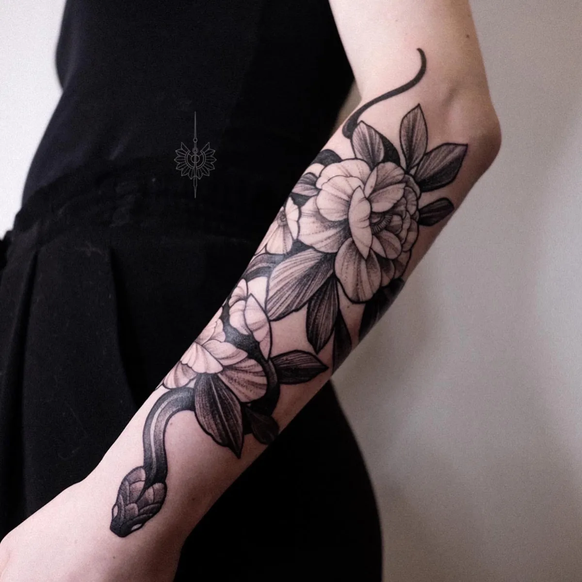 Alena Zozulenko, tattoo graphics, tattoo St. Petersburg, tattoo artist St. Petersburg, tattoo graphics, flowers tattoo, female tattoo
