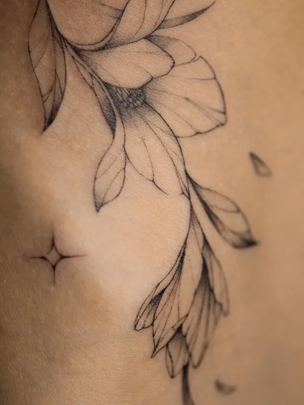 black and grey fineline татуировка на shoulder blade #91963 | Тату мастер Диана Унамун