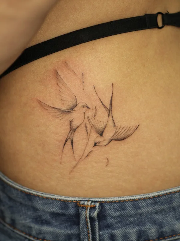 female black and grey linework татуировка на shoulder blade #91969 | Тату мастер Диана Унамун