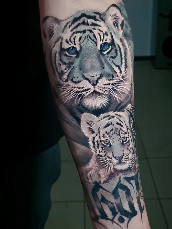 black and grey realism Tatuagem em forearm #91439 | Tatuador Рома Ро