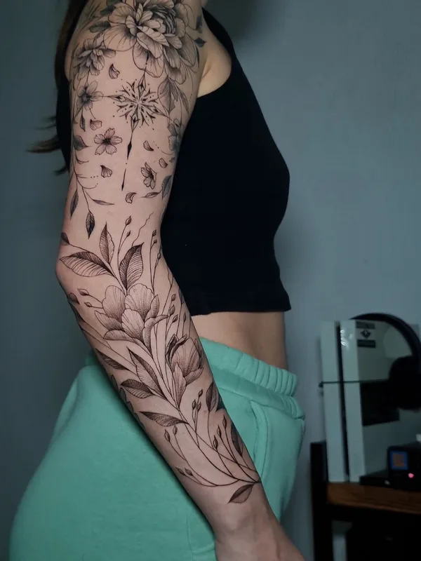female black and grey fineline Tatuagem em full sleeve #91442 | Tatuador Рома Ро