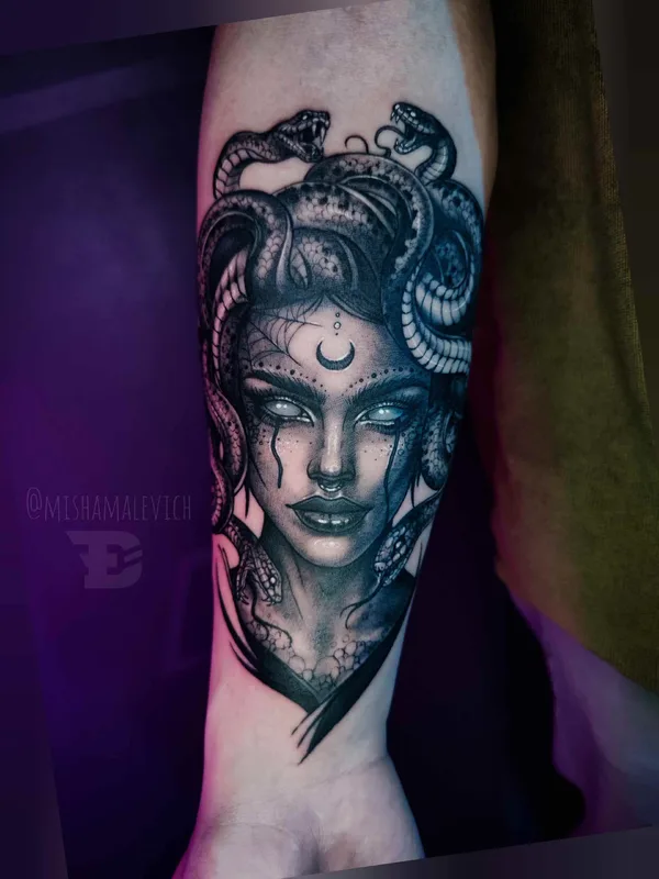 black and grey realism tatouage sur forearm #91353 | Artiste tatoueur Tattooed