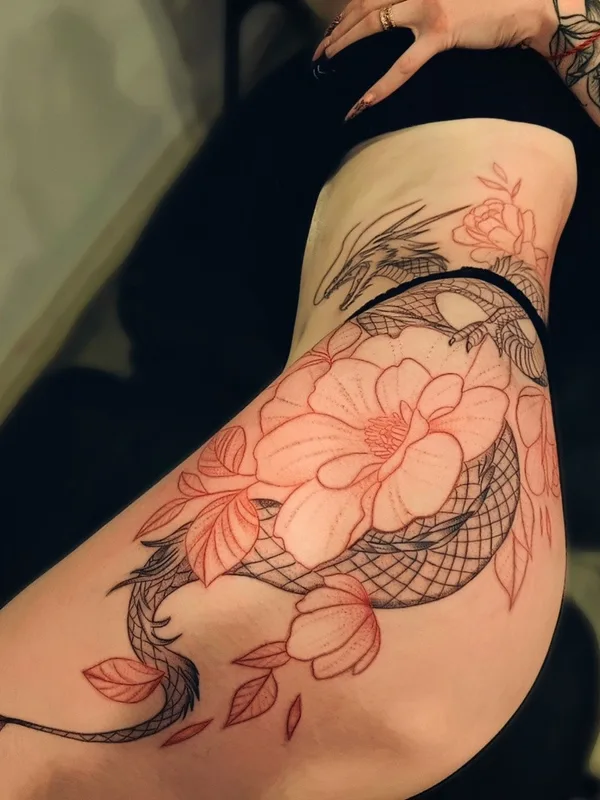 female black and grey linework Tatuaggio su hip #91208 | Tatuatore Роберт Гильман