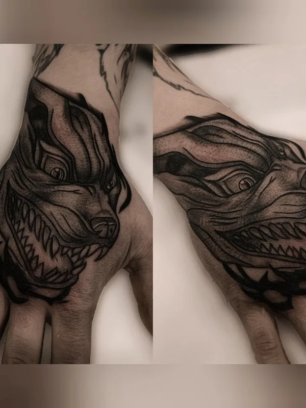 black and grey blackwork Tatuaggio su back of hand #91213 | Tatuatore Роберт Гильман