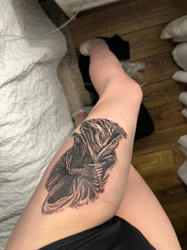 female black and grey blackwork татуировка на thigh #91357 | Тату мастер Василий Капичников