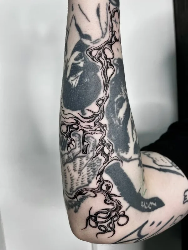 black linework tatuaje en forearm #91767 | Tatuador Slava Deviline