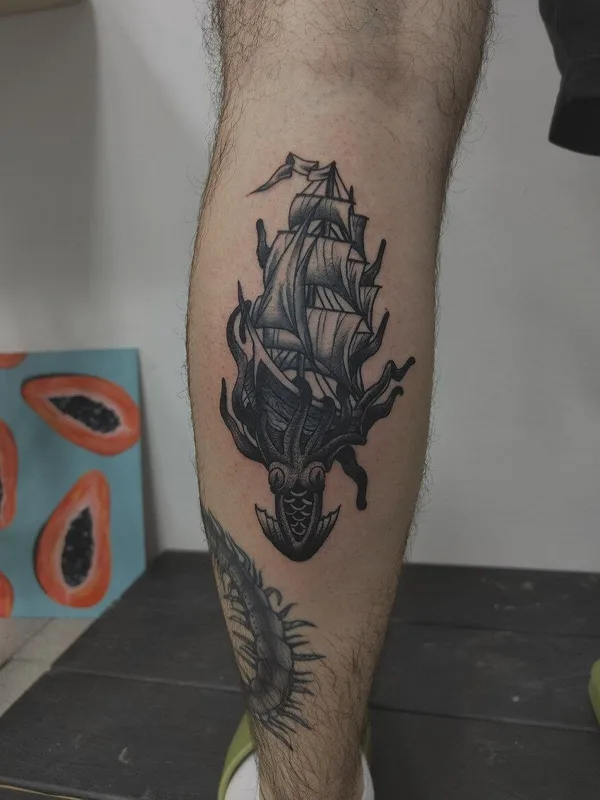 black and grey blackwork tatuaje en shin #91771 | Tatuador Slava Deviline
