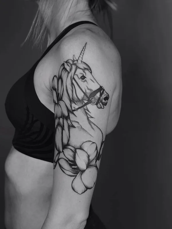 female black and grey blackwork 타투 부위 upper arm #91883 | 타투이스트 Vita Sokolova