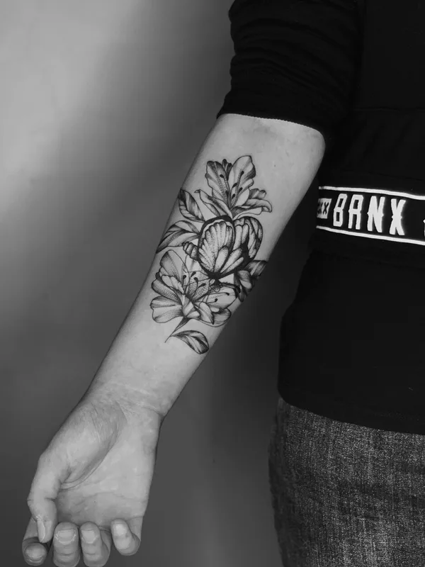 black and grey blackwork 타투 부위 forearm #91888 | 타투이스트 Vita Sokolova