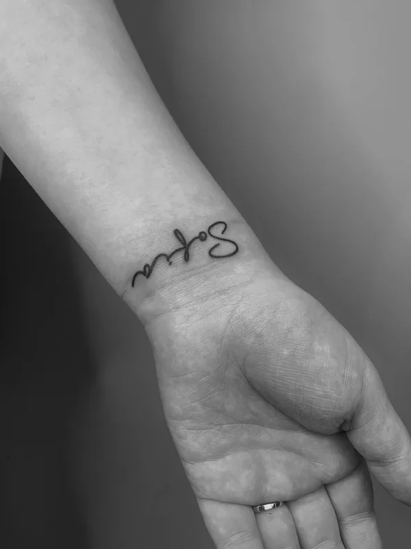 female black and grey fineline 타투 부위 wrist #91890 | 타투이스트 Vita Sokolova