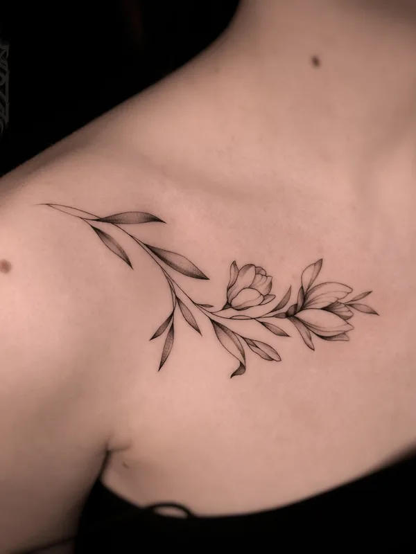 female black and grey fineline 타투 부위 collarbone #92262 | 타투이스트 Евгений Коваль
