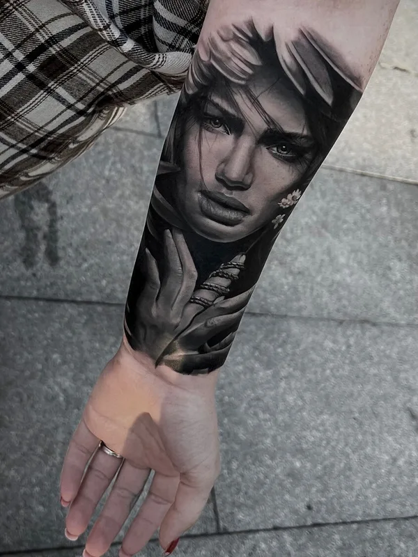female black and grey realism 纹身 在 forearm #92777 | 纹身师 Евгений Толмачев