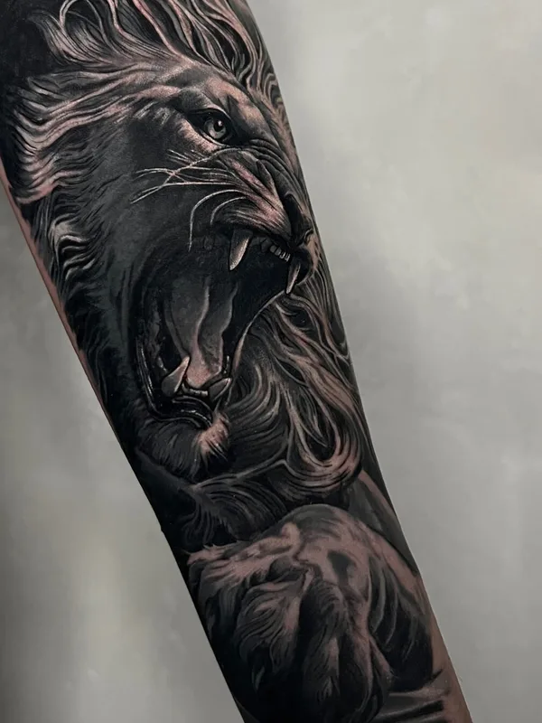 black and grey realism 纹身 在 forearm #92782 | 纹身师 Евгений Толмачев