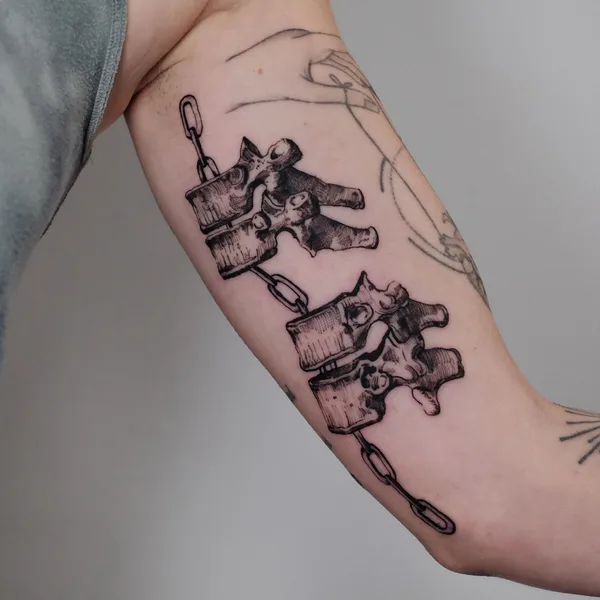 Feminine tattoo by Lisa Litovkin in Frankfurt am Main