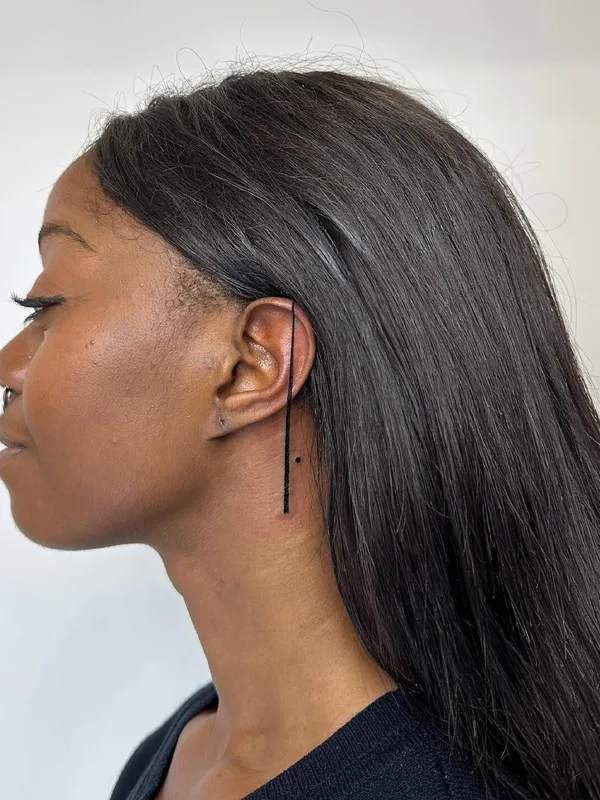 female black minimalism Tatuaggio su behind ear #93296 | Tatuatore Larissa Moraes