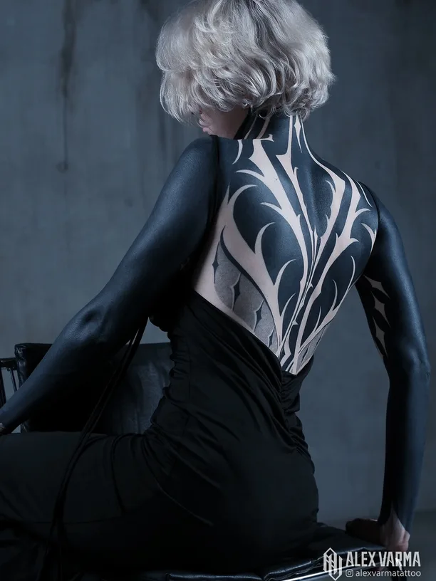 Blackwork Tattoos: Der komplette Leitfaden für kräftige schwarze Tinte