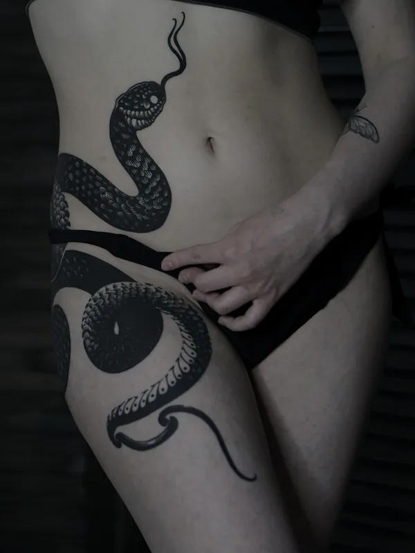 female black engraving Tatuaggio su thigh #93696 | Tatuatore Алексей Гурбатов