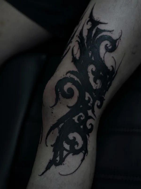 male black ornamental Tatuaggio su leg #93700 | Tatuatore Алексей Гурбатов