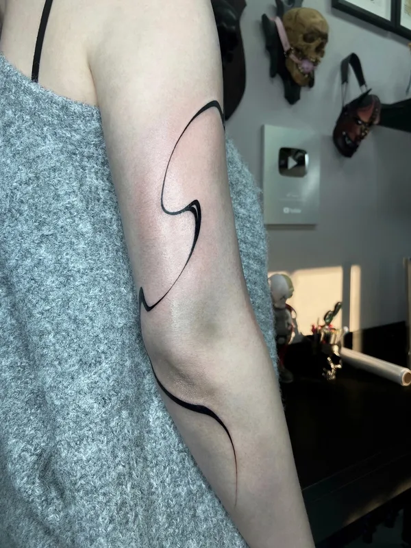 female black abstract татуировка на forearm #93915 | Тату мастер Ксюша Борзая