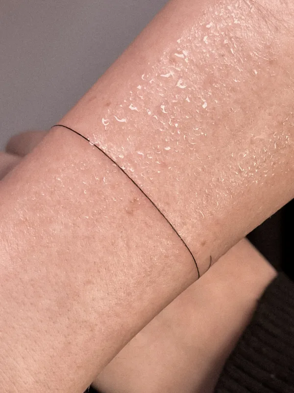 black fineline Tatuagem em wrist #94065 | Tatuador Valeriatattooer