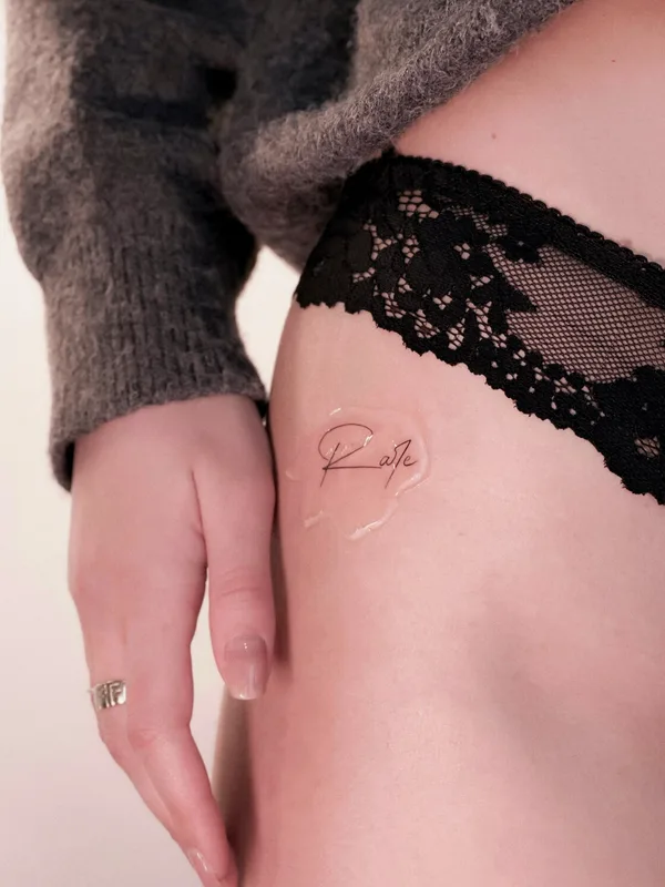 female black fineline Tatuagem em hip #94073 | Tatuador Valeriatattooer