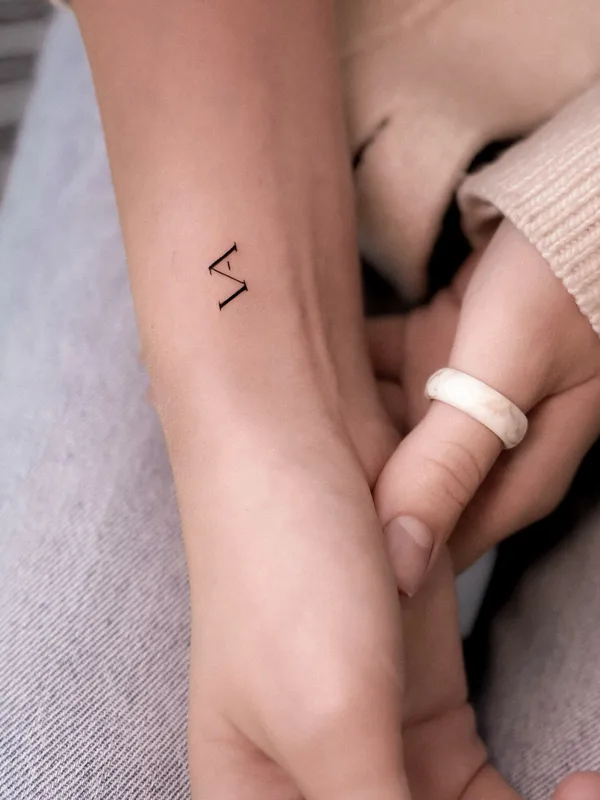 black fineline Tatuagem em wrist #94075 | Tatuador Valeriatattooer
