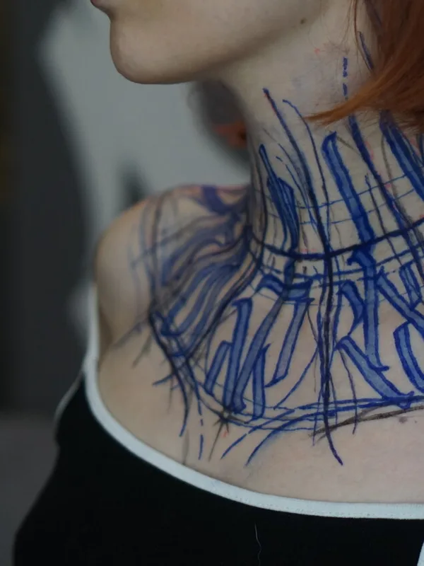 female black darklettering Tatuagem em collarbone #94832 | Tatuador Nikita Presnyakov
